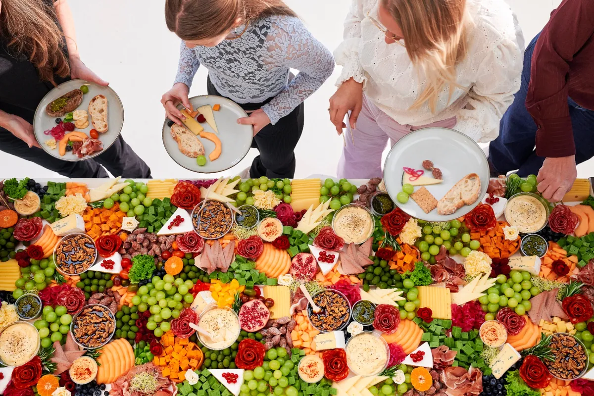 Tapaslandskab set ovenfra med tallerkener