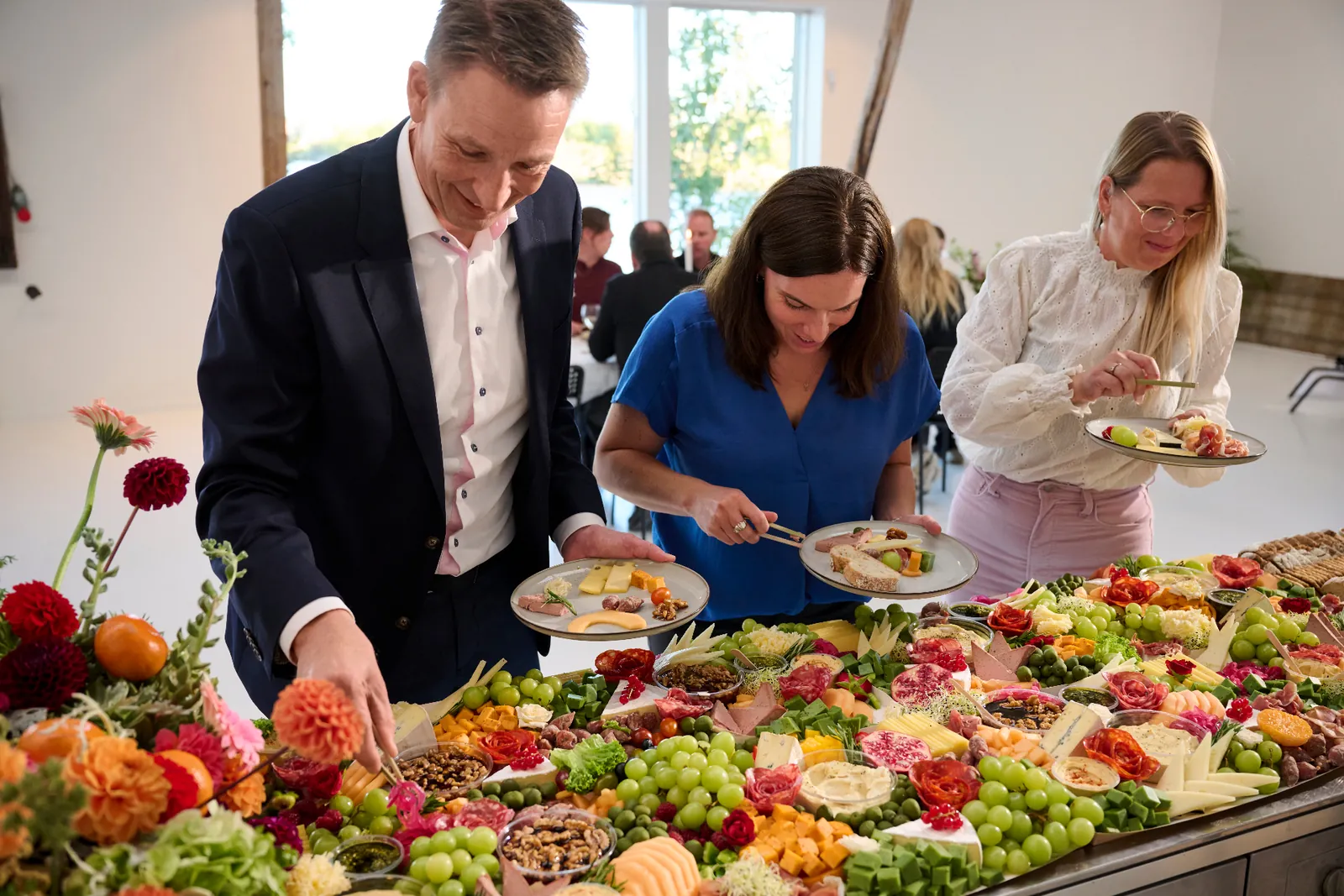 Luksus tapaslandskab med oste, charcuteri, frugt, dips og brød