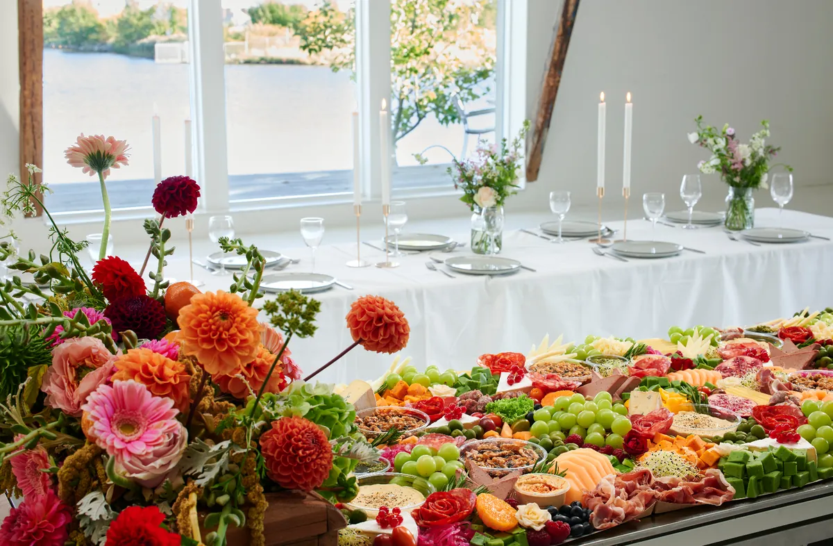 Tapaslandskab med blomster ved vinduet
