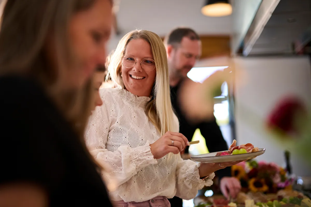 Smilende gæst med tapastallerken